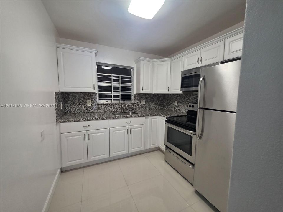 For Rent: $1,300 (1 beds, 1 baths, 407 Square Feet)