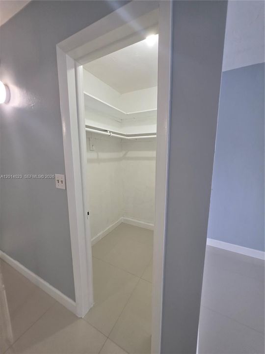 For Rent: $1,300 (1 beds, 1 baths, 407 Square Feet)
