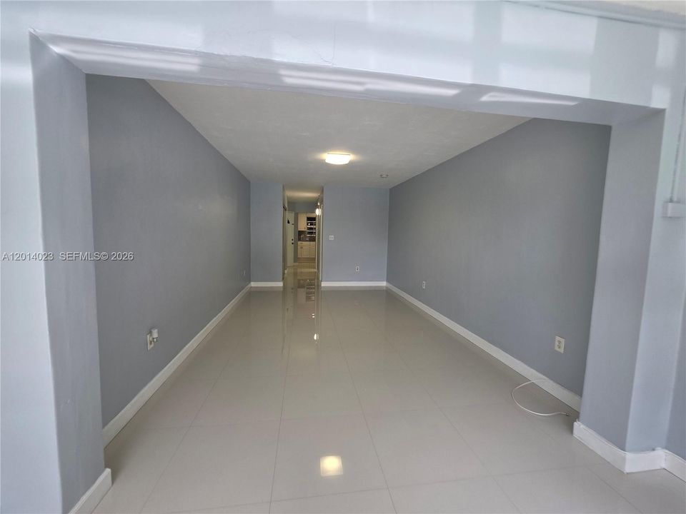 For Rent: $1,300 (1 beds, 1 baths, 407 Square Feet)