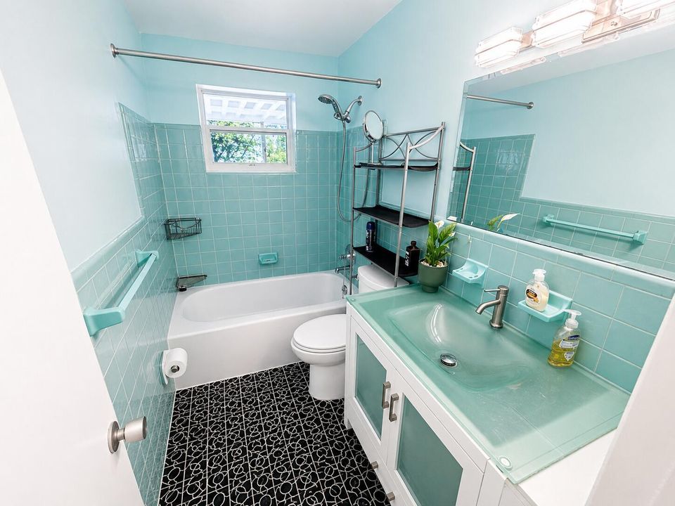 Primary Bathroom - Ocean Beach Vibe