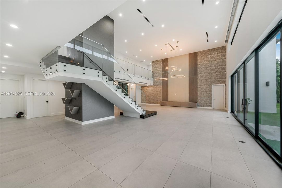 最近售出: $5,500,000 (7 贝兹, 7 浴室, 7132 平方英尺)