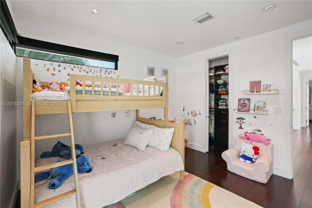 For Sale: $5,899,999 (6 beds, 5 baths, 3584 Square Feet)