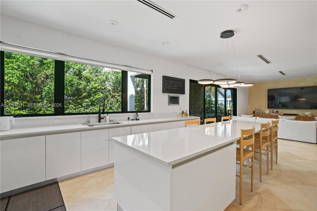 For Sale: $5,899,999 (6 beds, 5 baths, 3584 Square Feet)