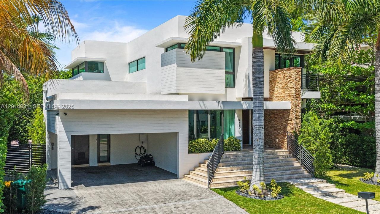 For Sale: $5,899,999 (6 beds, 5 baths, 3584 Square Feet)