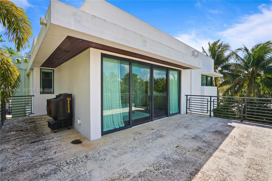 For Sale: $5,899,999 (6 beds, 5 baths, 3584 Square Feet)