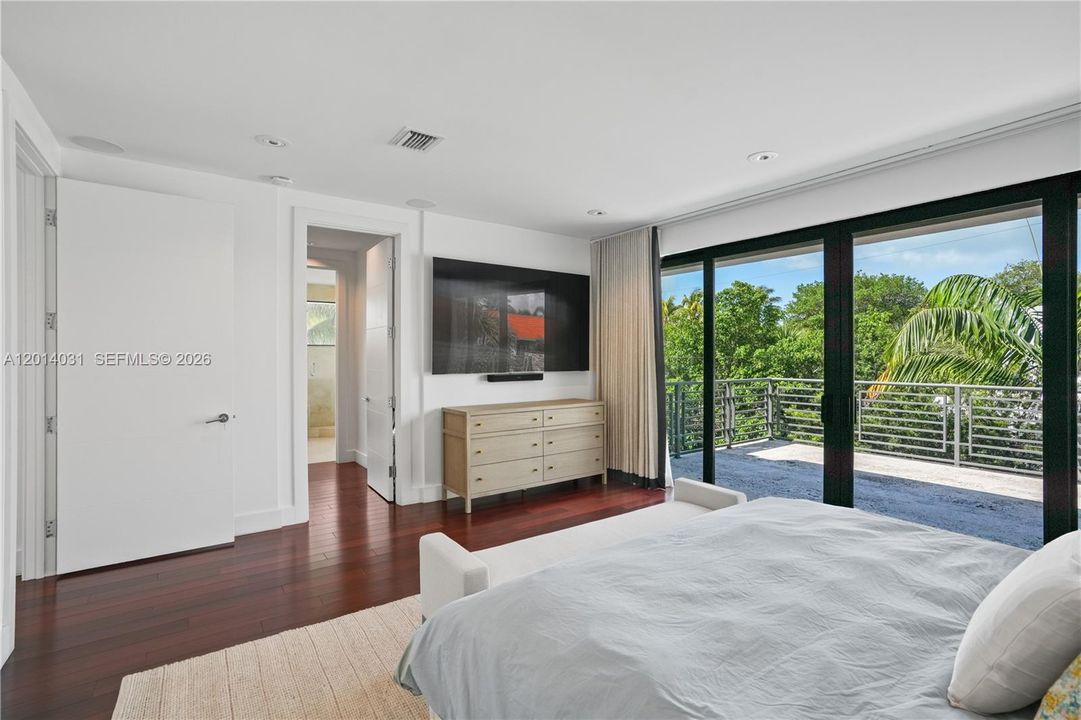 For Sale: $5,899,999 (6 beds, 5 baths, 3584 Square Feet)