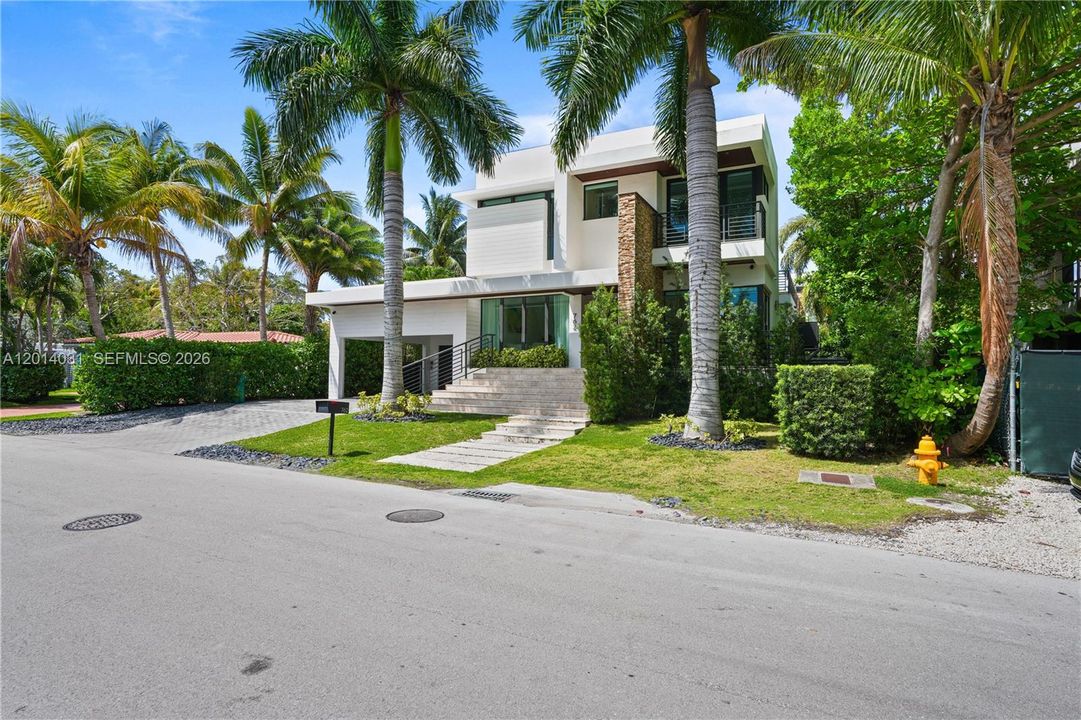 For Sale: $5,899,999 (6 beds, 5 baths, 3584 Square Feet)