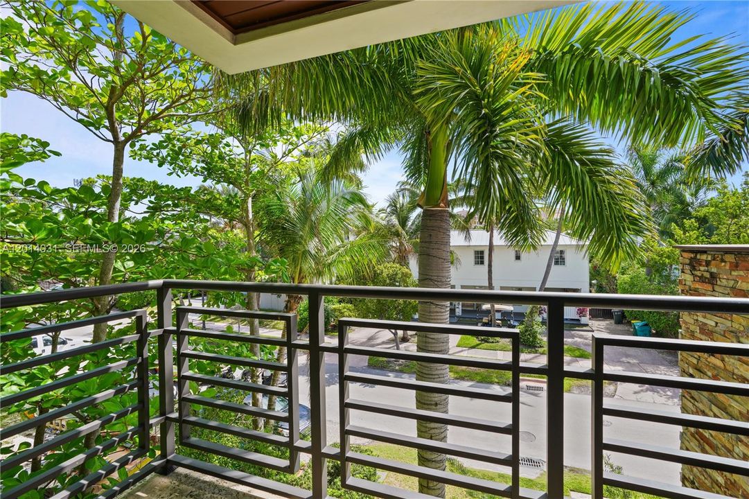 For Sale: $5,899,999 (6 beds, 5 baths, 3584 Square Feet)