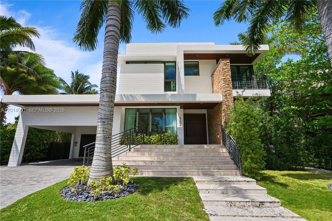 For Sale: $5,899,999 (6 beds, 5 baths, 3584 Square Feet)