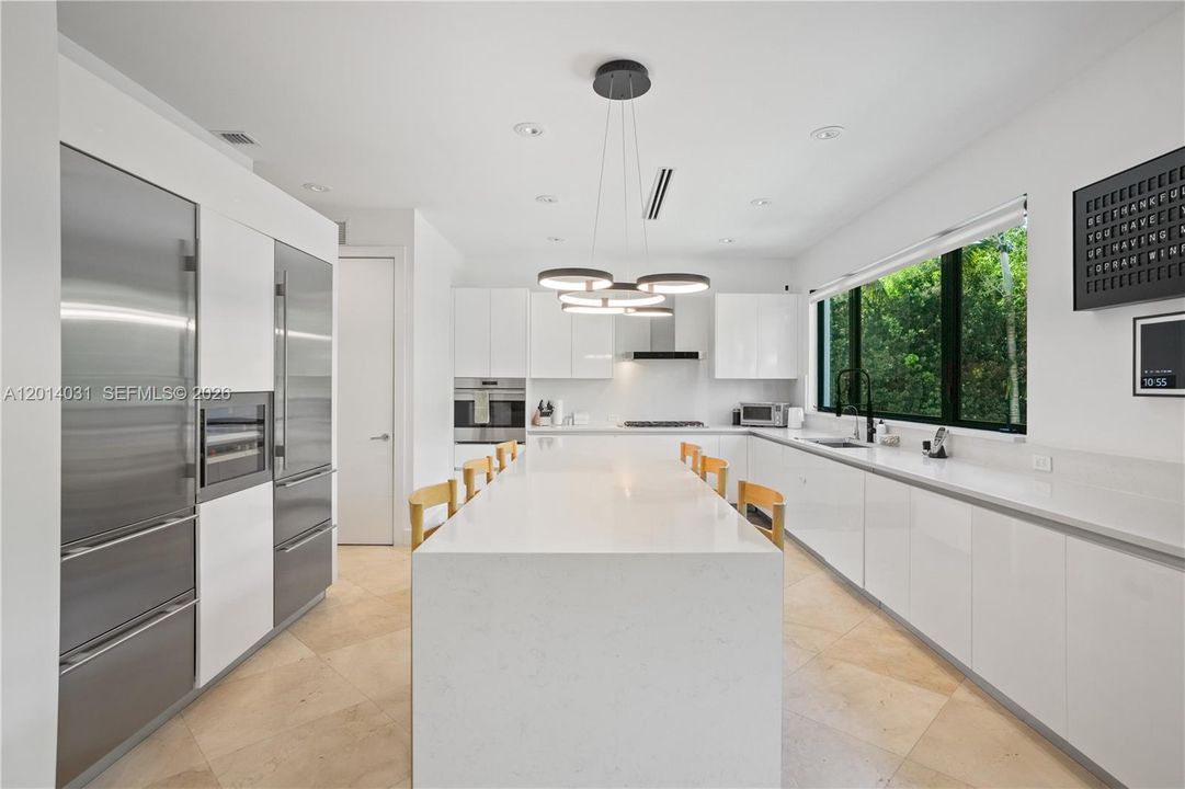 For Sale: $5,899,999 (6 beds, 5 baths, 3584 Square Feet)