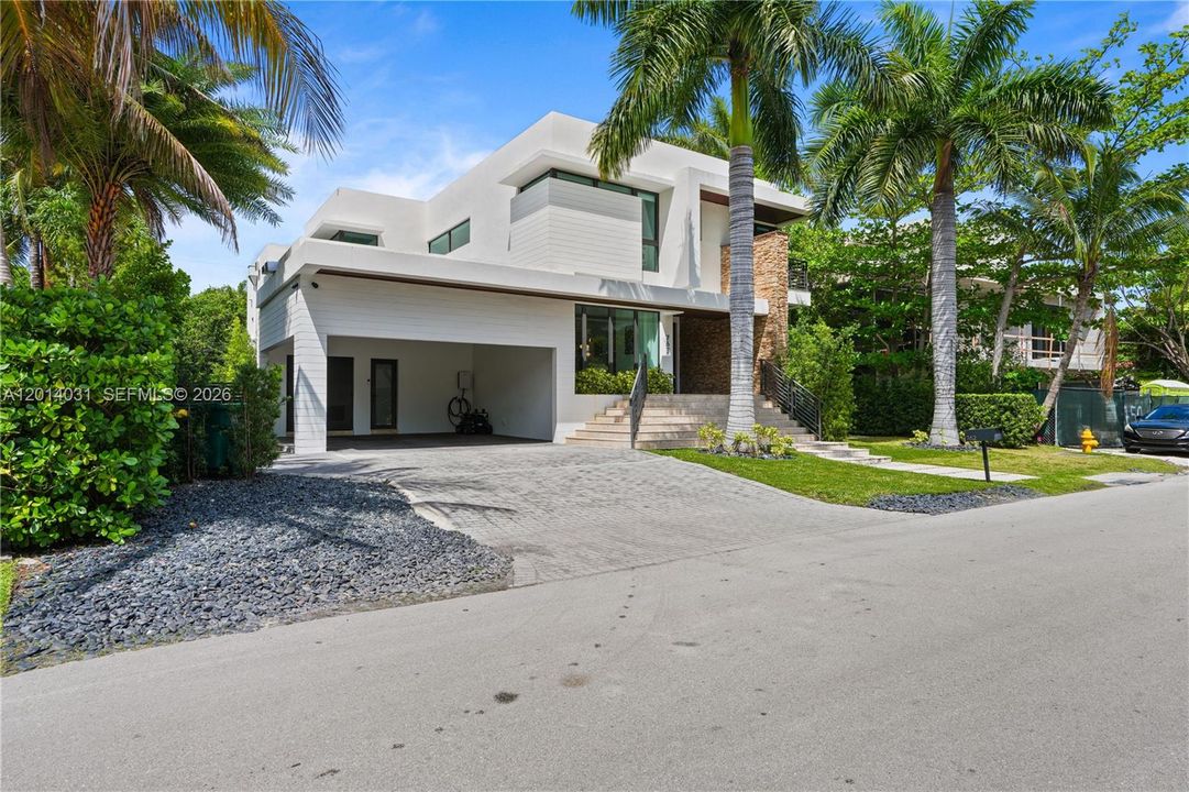 For Sale: $5,899,999 (6 beds, 5 baths, 3584 Square Feet)