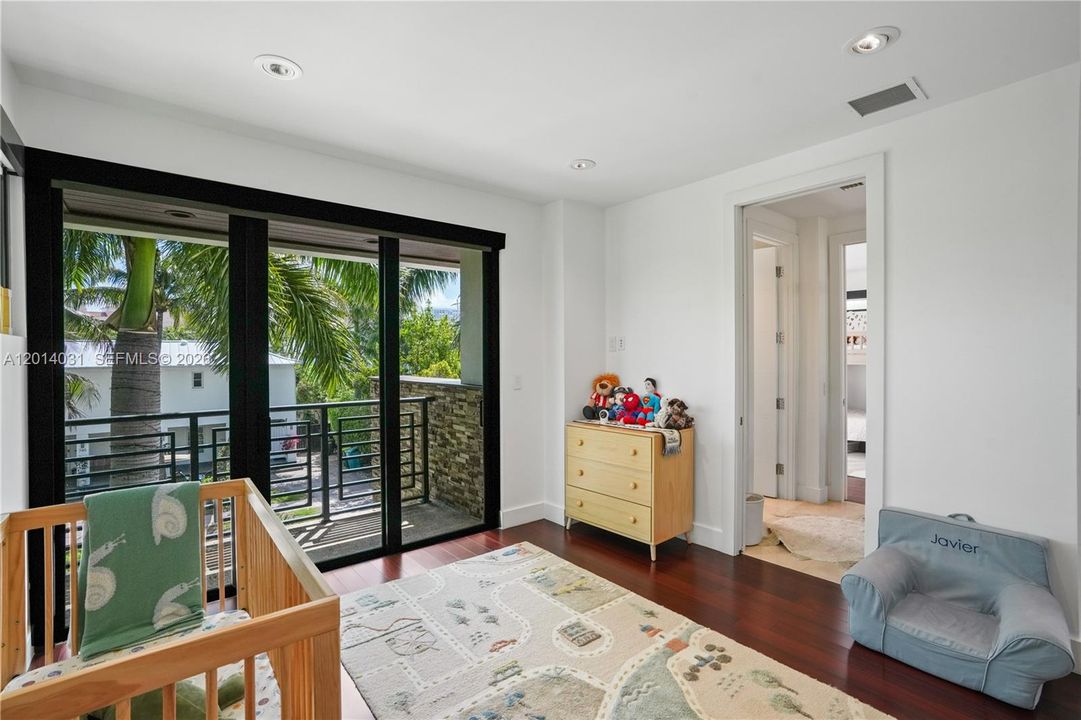 For Sale: $5,899,999 (6 beds, 5 baths, 3584 Square Feet)