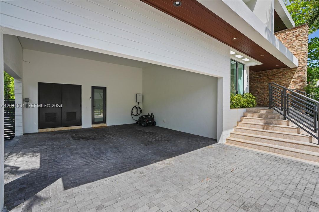 For Sale: $5,899,999 (6 beds, 5 baths, 3584 Square Feet)