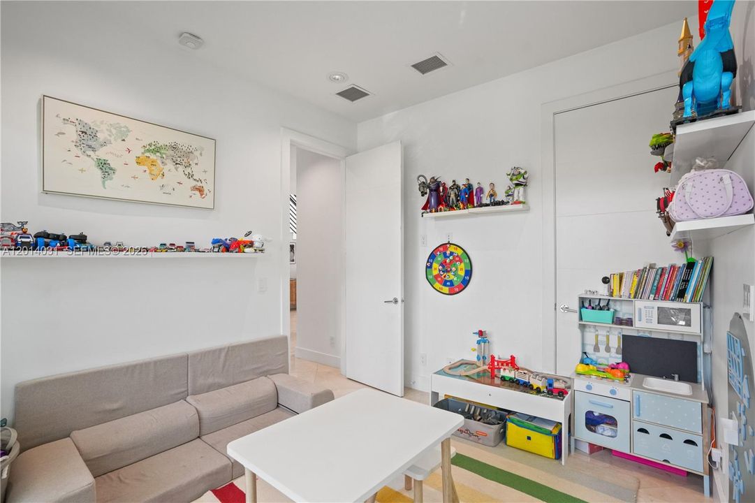 For Sale: $5,899,999 (6 beds, 5 baths, 3584 Square Feet)