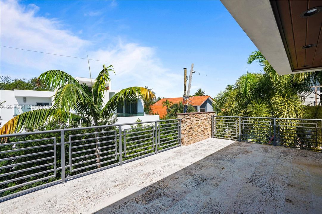 For Sale: $5,899,999 (6 beds, 5 baths, 3584 Square Feet)