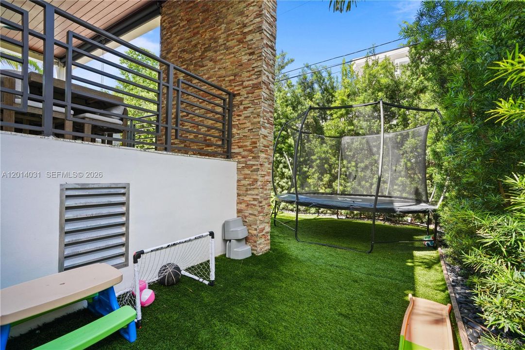 For Sale: $5,899,999 (6 beds, 5 baths, 3584 Square Feet)