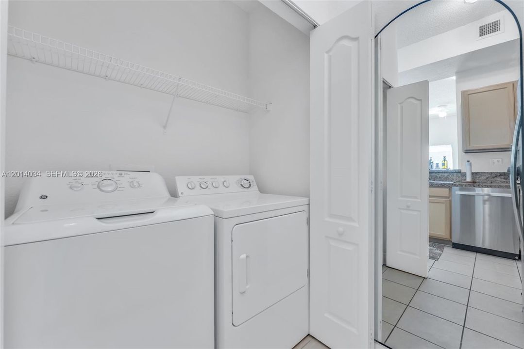 На продажу: $385,000 (2 спален, 2 ванн, 1010 Квадратных фут)