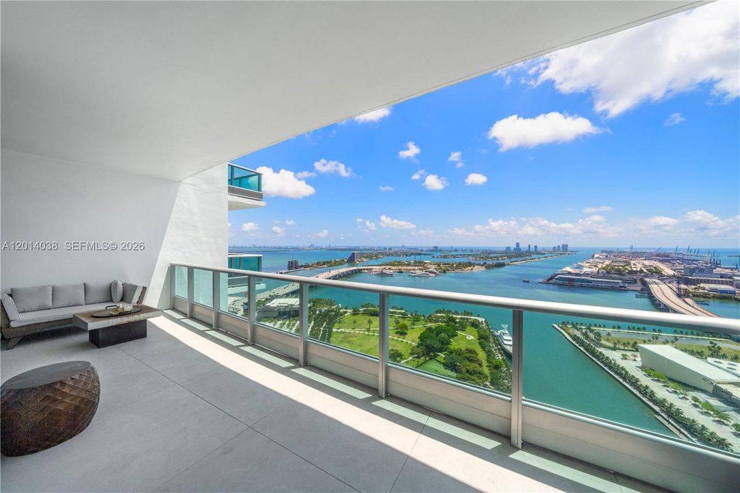 合同活跃: $2,675,000 (4 贝兹, 4 浴室, 2754 平方英尺)