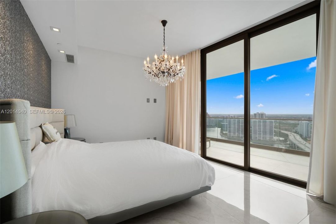 На продажу: $2,295,000 (2 спален, 2 ванн, 1205 Квадратных фут)
