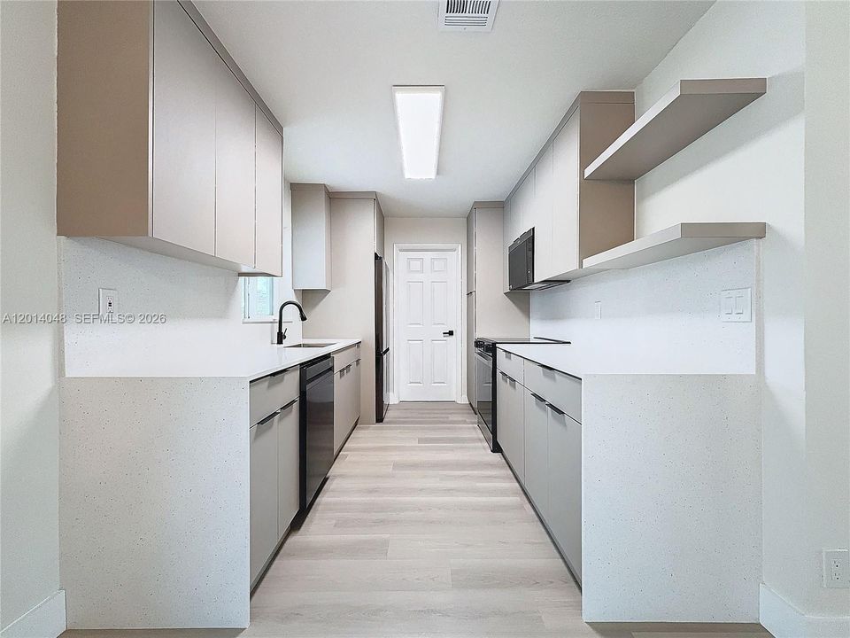 Под контрактом: $485,000 (3 спален, 2 ванн, 1141 Квадратных фут)