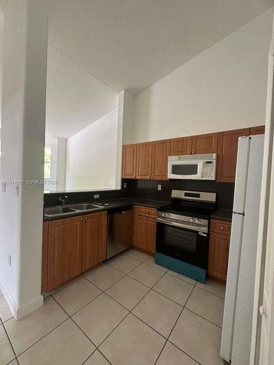 Activo con contrato: $1,750 (3 camas, 2 baños, 1076 Pies cuadrados)