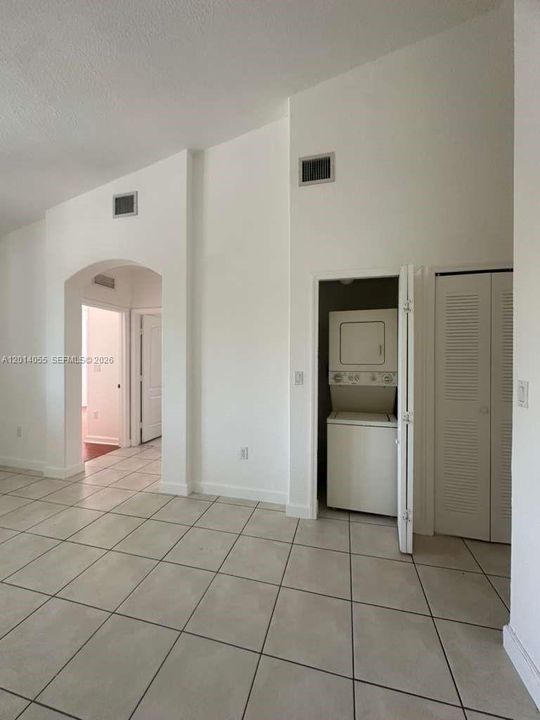 Activo con contrato: $1,750 (3 camas, 2 baños, 1076 Pies cuadrados)