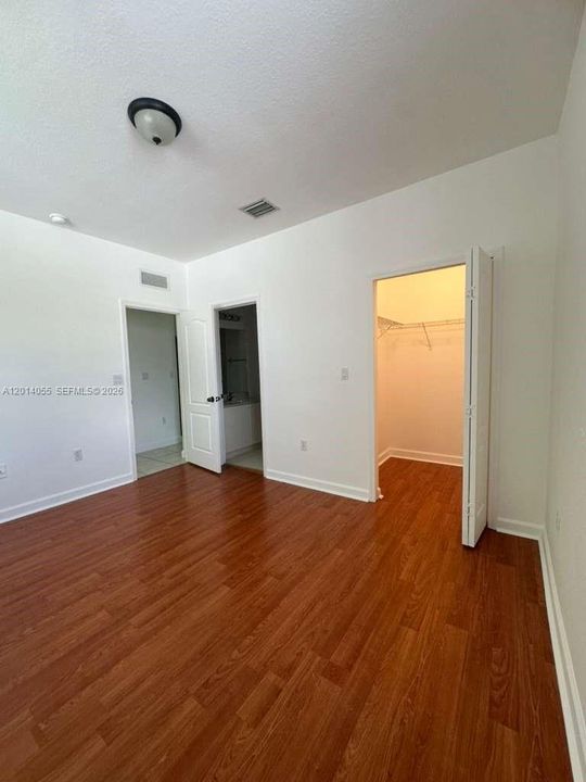 Activo con contrato: $1,750 (3 camas, 2 baños, 1076 Pies cuadrados)