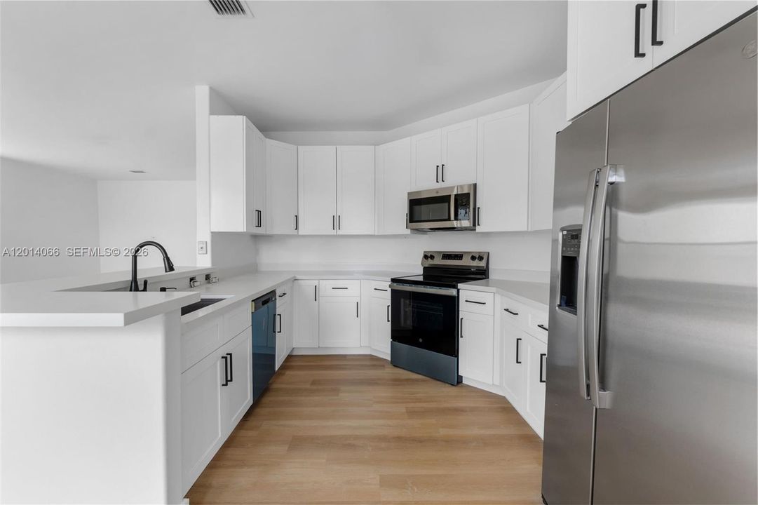 合同活跃: $849,999 (3 贝兹, 2 浴室, 2762 平方英尺)