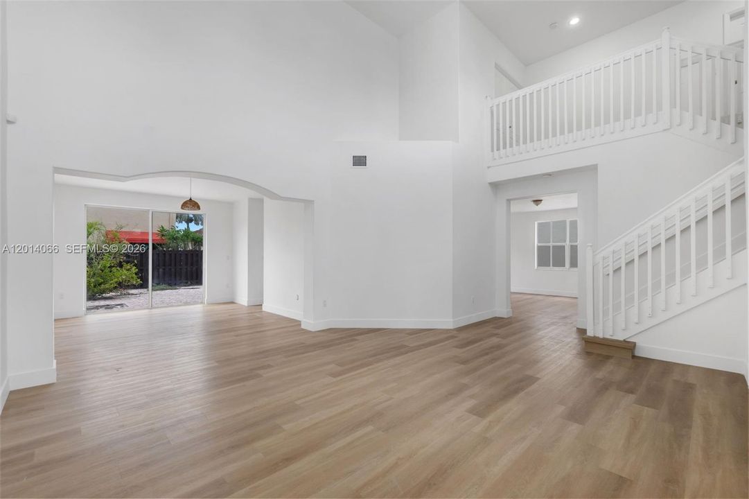 合同活跃: $849,999 (3 贝兹, 2 浴室, 2762 平方英尺)