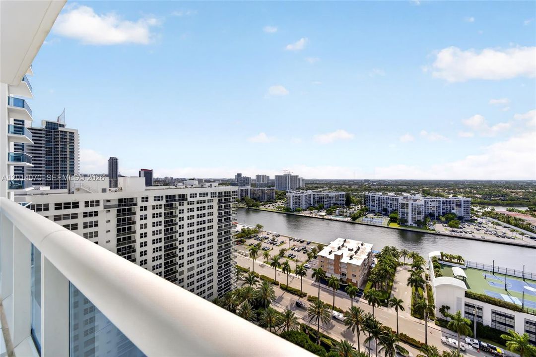 For Sale: $1,895,000 (3 beds, 2 baths, 2088 Square Feet)