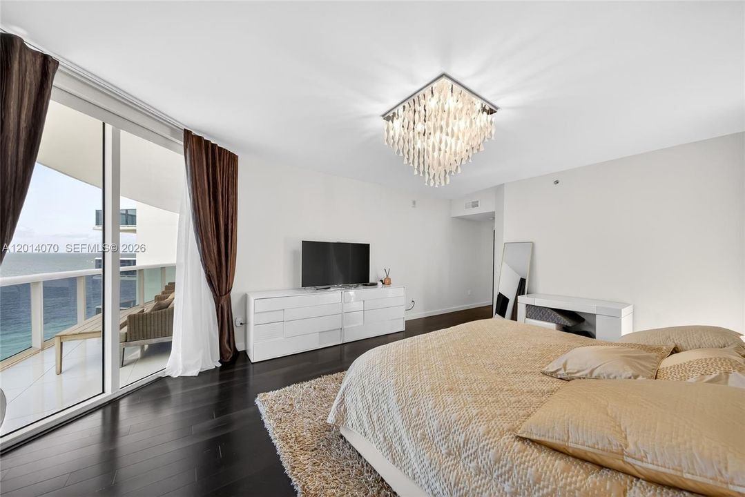 For Sale: $1,895,000 (3 beds, 2 baths, 2088 Square Feet)