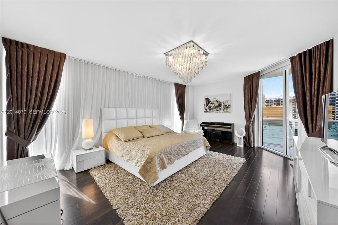 For Sale: $1,895,000 (3 beds, 2 baths, 2088 Square Feet)