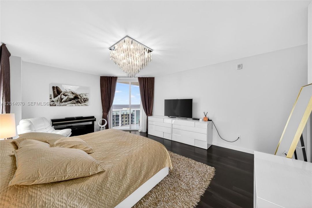 For Sale: $1,895,000 (3 beds, 2 baths, 2088 Square Feet)