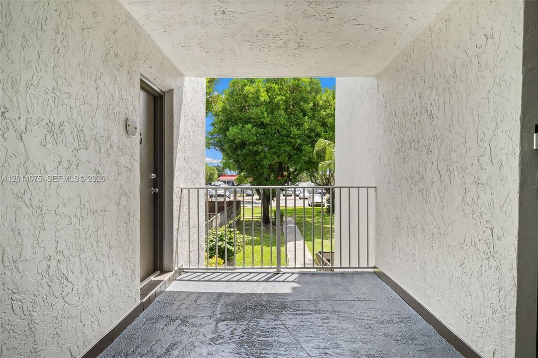 For Sale: $230,000 (1 beds, 1 baths, 810 Square Feet)