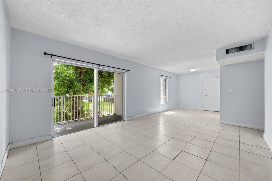 For Sale: $230,000 (1 beds, 1 baths, 810 Square Feet)
