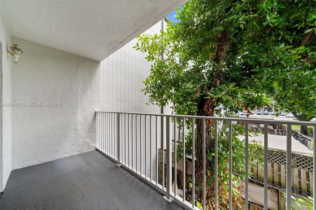 For Sale: $230,000 (1 beds, 1 baths, 810 Square Feet)