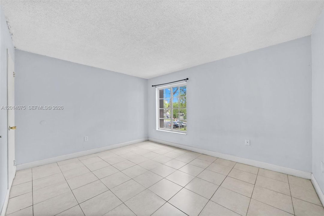 For Sale: $230,000 (1 beds, 1 baths, 810 Square Feet)