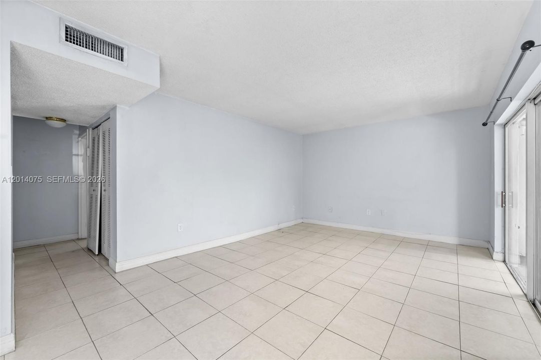 For Sale: $230,000 (1 beds, 1 baths, 810 Square Feet)