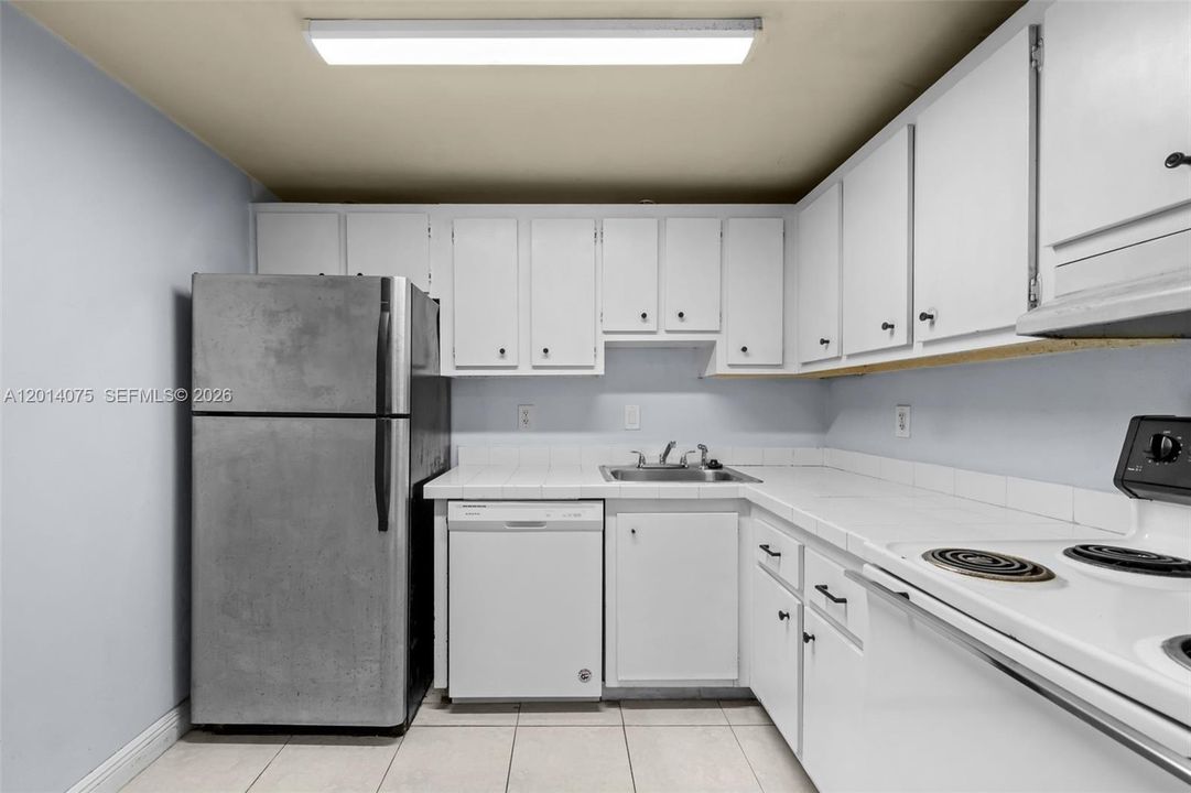For Sale: $230,000 (1 beds, 1 baths, 810 Square Feet)