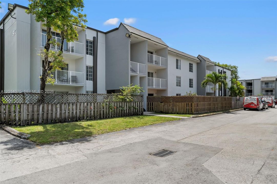 For Sale: $230,000 (1 beds, 1 baths, 810 Square Feet)