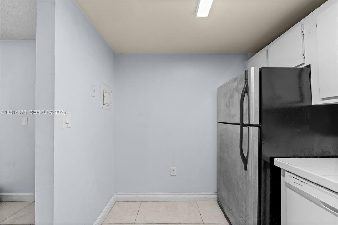For Sale: $230,000 (1 beds, 1 baths, 810 Square Feet)