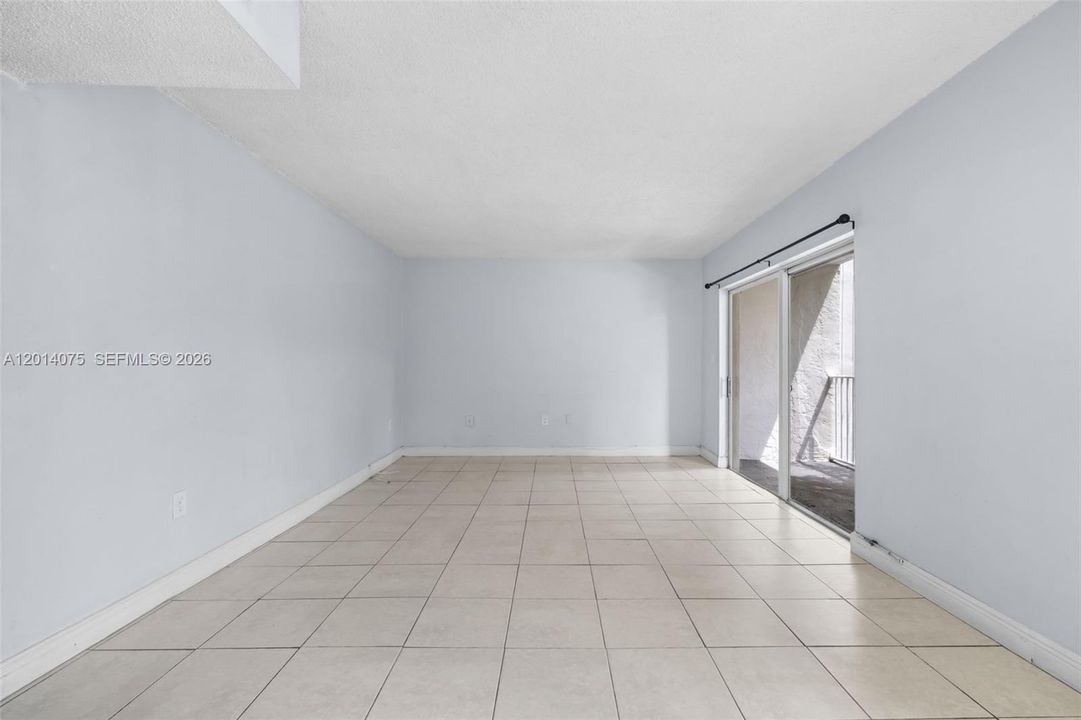 For Sale: $230,000 (1 beds, 1 baths, 810 Square Feet)