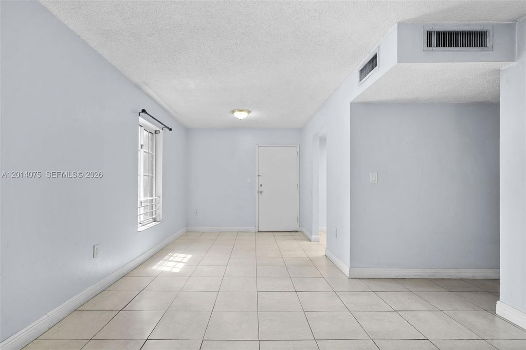 For Sale: $230,000 (1 beds, 1 baths, 810 Square Feet)