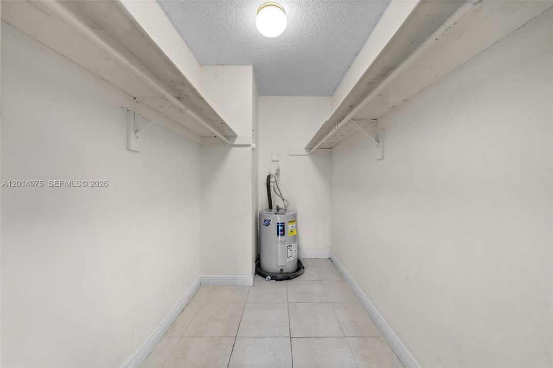For Sale: $230,000 (1 beds, 1 baths, 810 Square Feet)