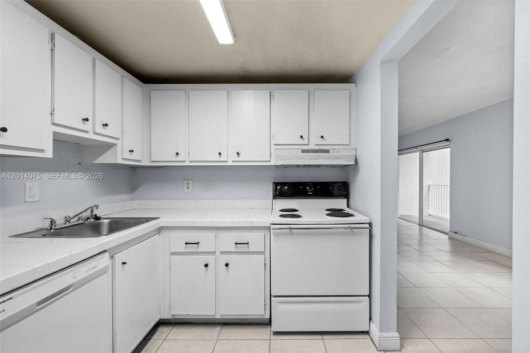 For Sale: $230,000 (1 beds, 1 baths, 810 Square Feet)