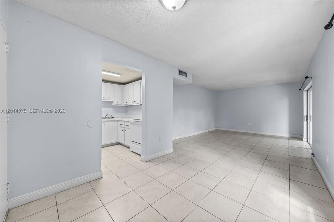 For Sale: $230,000 (1 beds, 1 baths, 810 Square Feet)