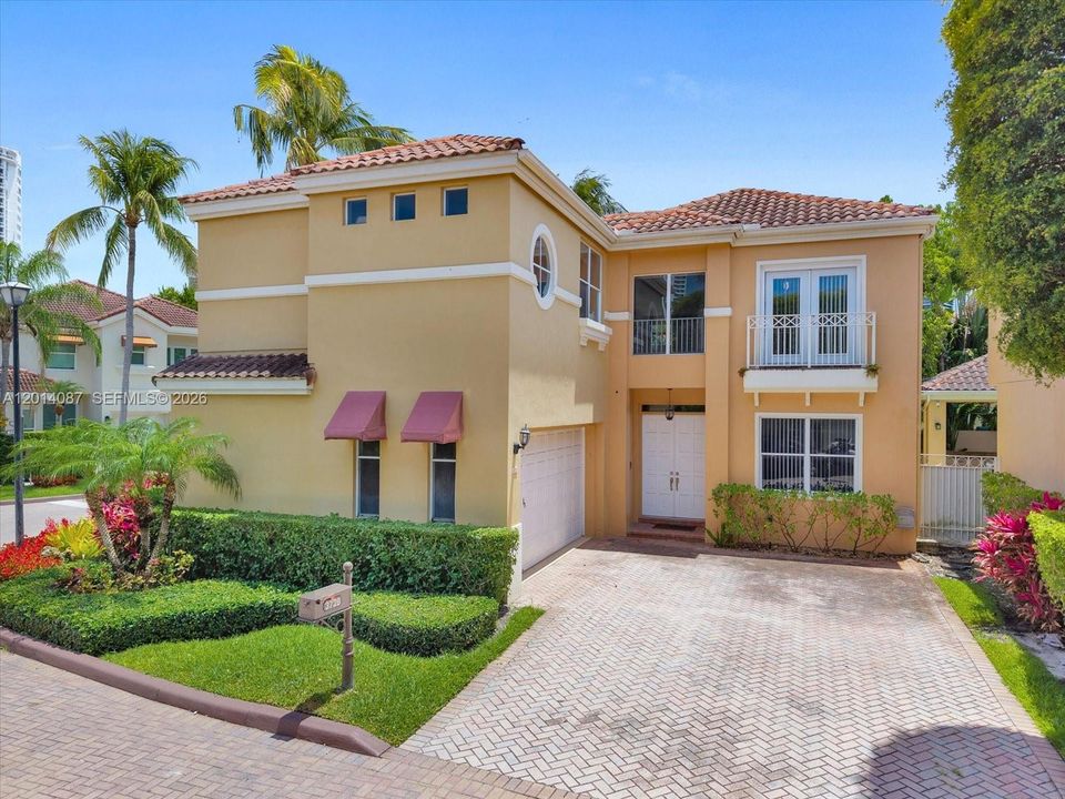 En Venta: $1,750,000 (3 camas, 3 baños, 2380 Pies cuadrados)