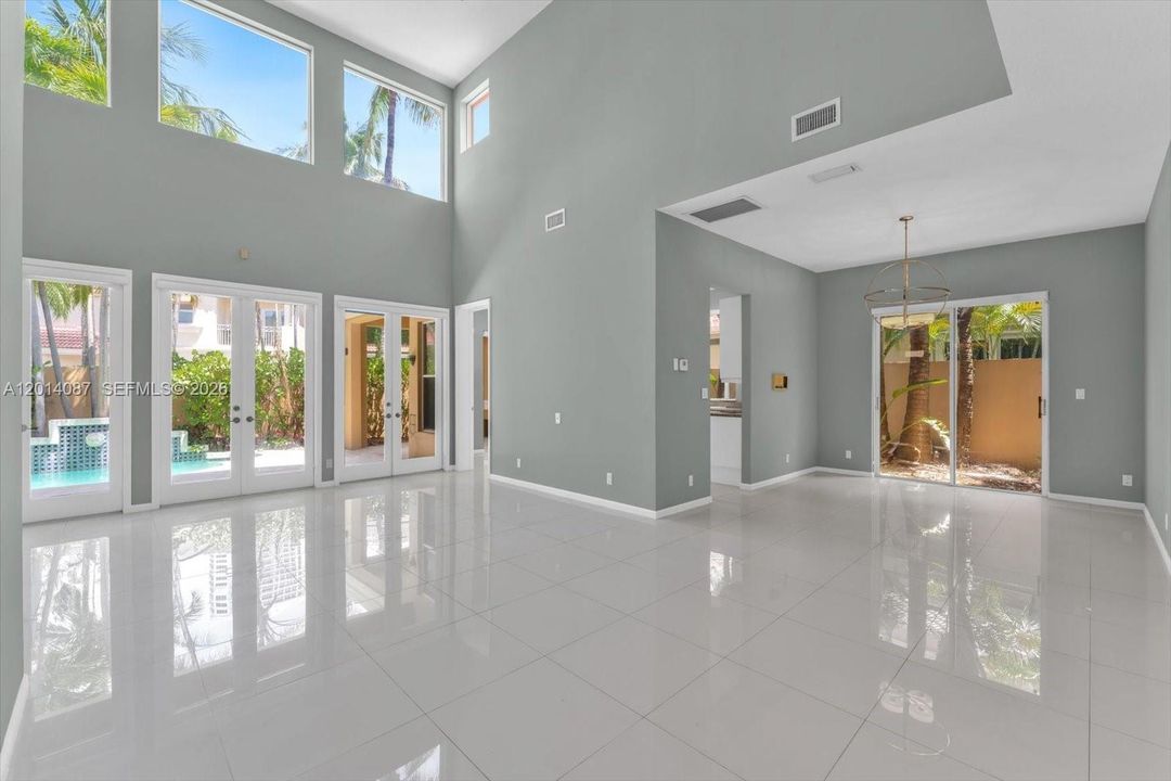 En Venta: $1,750,000 (3 camas, 3 baños, 2380 Pies cuadrados)