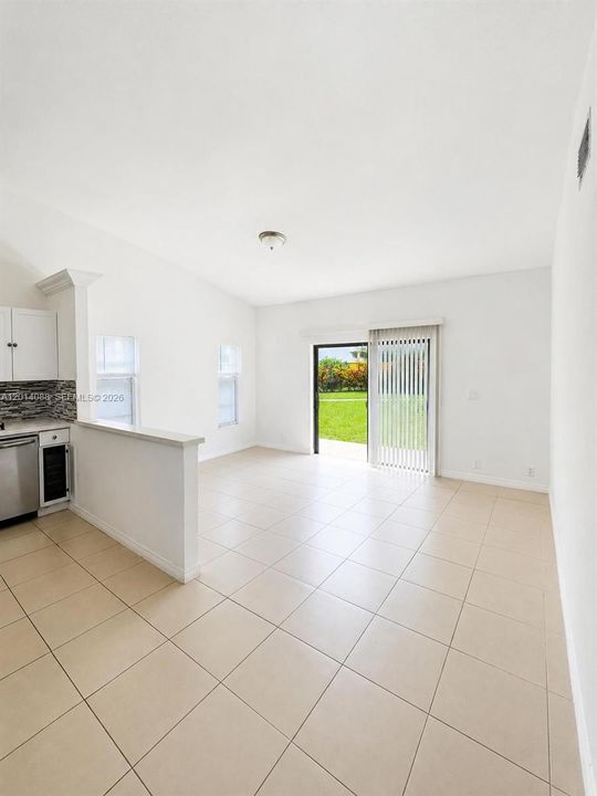 合同活跃: $2,800 (3 贝兹, 2 浴室, 1450 平方英尺)
