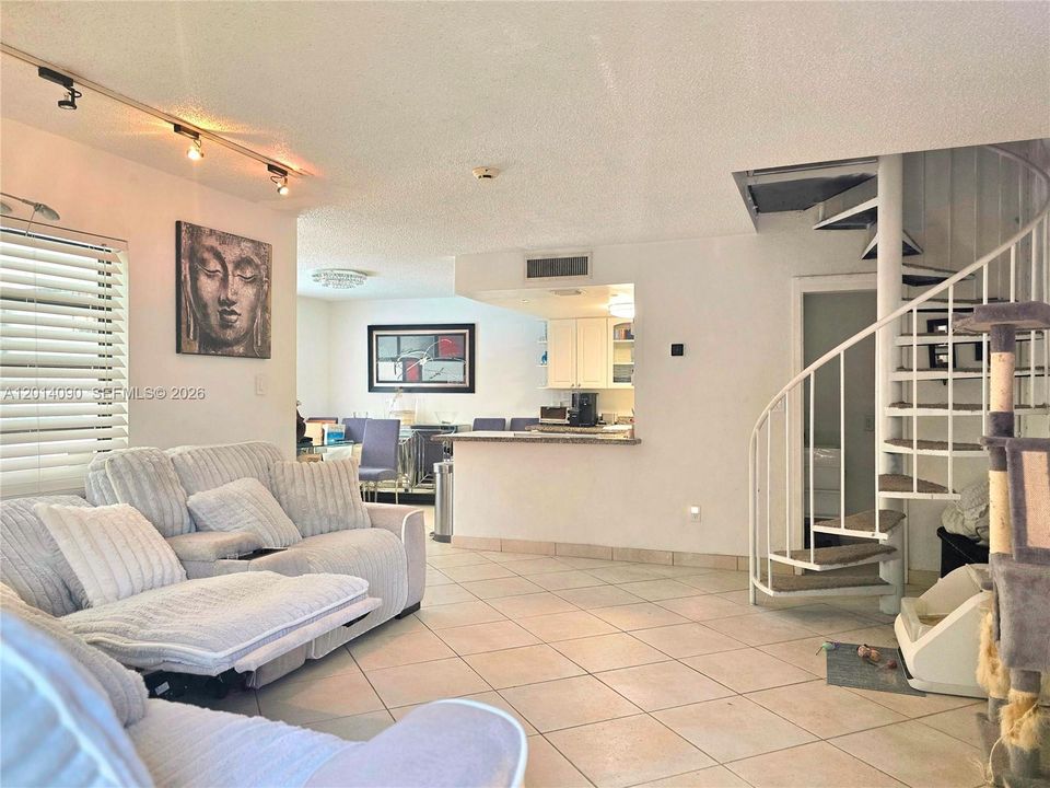 For Sale: $650,000 (2 beds, 1 baths, 1040 Square Feet)